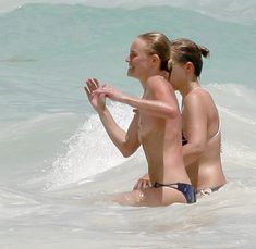 Кейт Босуорт топлесс на пляже в Мексике фото #6