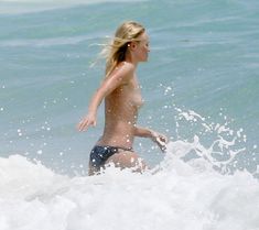 Кейт Босуорт топлесс на пляже в Мексике фото #8