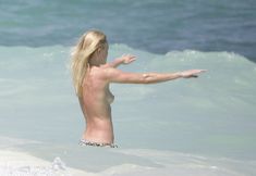 Кейт Босуорт топлесс на пляже в Мексике фото #11