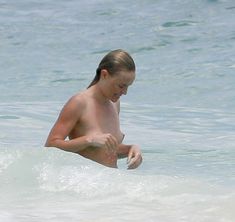 Кейт Босуорт топлесс на пляже в Мексике фото #13