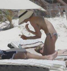 Кейт Босуорт топлесс на пляже в Мексике фото #18