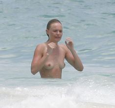 Кейт Босуорт топлесс на пляже в Мексике фото #26