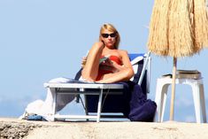 Секси Клэр Дэйнс в красном бикини на острове Искья фото #6