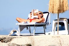 Секси Клэр Дэйнс в красном бикини на острове Искья фото #7