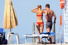 Секси Клэр Дэйнс в красном бикини на острове Искья фото #11