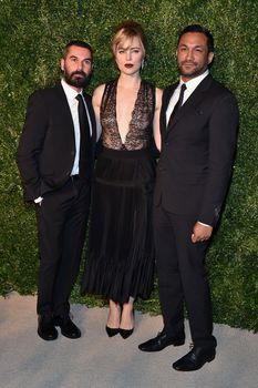 Голая грудь Мелисса Джордж на церемонии вручении премии CFDA/Vogue Fashion Fund Awards фото #5