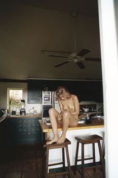 Полностью голая Эбби Ли Кершоу в фотосессии Кары Стрикер фото #5