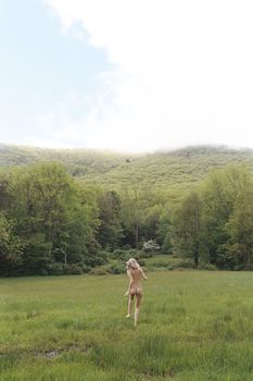 Полностью голая Эбби Ли Кершоу в фотосессии Кары Стрикер фото #11