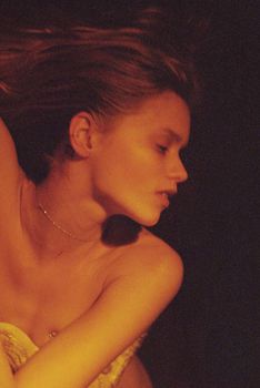 Полностью голая Эбби Ли Кершоу в фотосессии Кары Стрикер фото #32