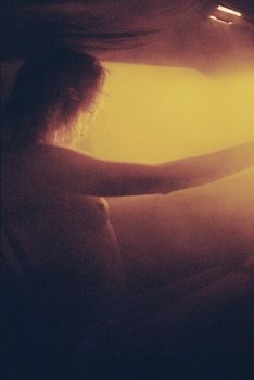 Полностью голая Эбби Ли Кершоу в фотосессии Кары Стрикер фото #33
