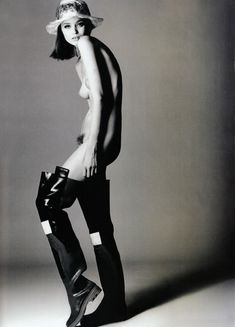 Эбби Ли Кершоу снялась голой в журнале i-D фото #6