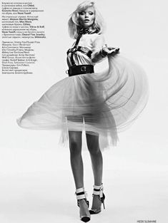 Эбби Ли Кершоу показала голые сиськи в журнале Vogue фото #3