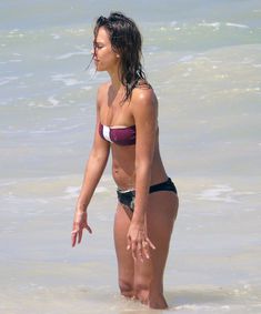 Сексапильная Джессика Альба в бикини на пляже в Мексике фото #2