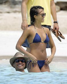Возбуждающее тело Джессики Альба в бикини на Карибских островах фото #40