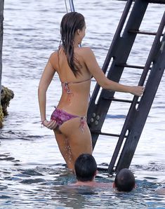 Мокрая Джессика Альба в бикини на острове Сен-Бартелеми фото #14