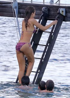 Мокрая Джессика Альба в бикини на острове Сен-Бартелеми фото #15