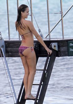 Мокрая Джессика Альба в бикини на острове Сен-Бартелеми фото #16