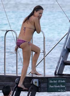 Мокрая Джессика Альба в бикини на острове Сен-Бартелеми фото #20