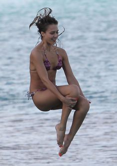 Мокрая Джессика Альба в бикини на острове Сен-Бартелеми фото #23