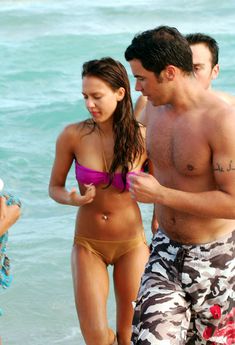 Сексуальная Джессика Альба в мокром купальнике на пляже в Майами фото #1