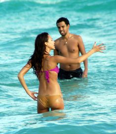 Сексуальная Джессика Альба в мокром купальнике на пляже в Майами фото #2