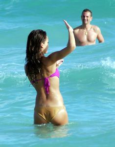 Сексуальная Джессика Альба в мокром купальнике на пляже в Майами фото #4
