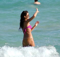 Сексуальная Джессика Альба в мокром купальнике на пляже в Майами фото #5