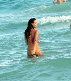 Сексуальная Джессика Альба в мокром купальнике на пляже в Майами фото #6
