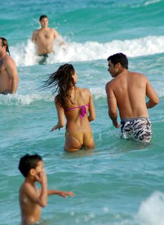 Сексуальная Джессика Альба в мокром купальнике на пляже в Майами фото #7
