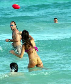 Сексуальная Джессика Альба в мокром купальнике на пляже в Майами фото #8