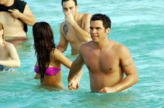 Сексуальная Джессика Альба в мокром купальнике на пляже в Майами фото #9