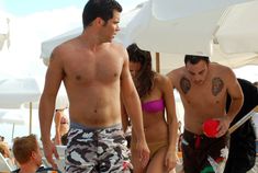 Сексуальная Джессика Альба в мокром купальнике на пляже в Майами фото #12