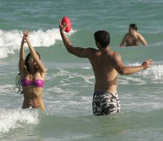 Сексуальная Джессика Альба в мокром купальнике на пляже в Майами фото #13