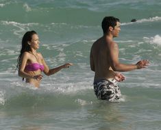 Сексуальная Джессика Альба в мокром купальнике на пляже в Майами фото #15