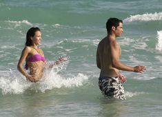 Сексуальная Джессика Альба в мокром купальнике на пляже в Майами фото #16