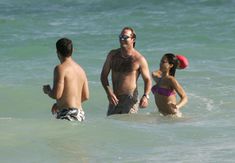 Сексуальная Джессика Альба в мокром купальнике на пляже в Майами фото #17