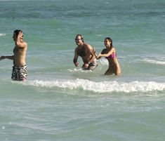 Сексуальная Джессика Альба в мокром купальнике на пляже в Майами фото #18