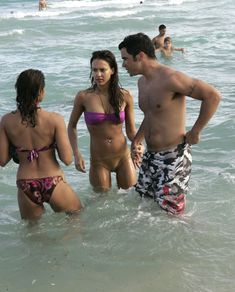 Сексуальная Джессика Альба в мокром купальнике на пляже в Майами фото #20