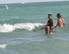 Сексуальная Джессика Альба в мокром купальнике на пляже в Майами фото #21
