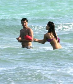 Сексуальная Джессика Альба в мокром купальнике на пляже в Майами фото #22