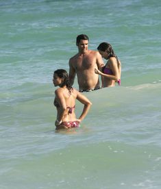 Сексуальная Джессика Альба в мокром купальнике на пляже в Майами фото #23