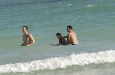 Сексуальная Джессика Альба в мокром купальнике на пляже в Майами фото #24