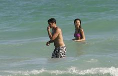 Сексуальная Джессика Альба в мокром купальнике на пляже в Майами фото #25