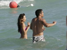 Сексуальная Джессика Альба в мокром купальнике на пляже в Майами фото #27