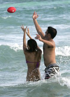 Сексуальная Джессика Альба в мокром купальнике на пляже в Майами фото #28