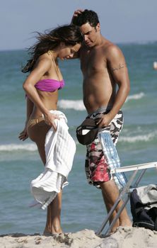 Сексуальная Джессика Альба в мокром купальнике на пляже в Майами фото #30