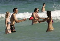 Сексуальная Джессика Альба в мокром купальнике на пляже в Майами фото #31