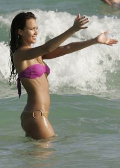 Сексуальная Джессика Альба в мокром купальнике на пляже в Майами фото #33