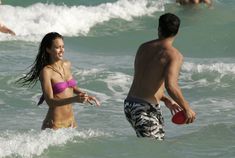 Сексуальная Джессика Альба в мокром купальнике на пляже в Майами фото #34