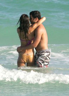 Сексуальная Джессика Альба в мокром купальнике на пляже в Майами фото #35